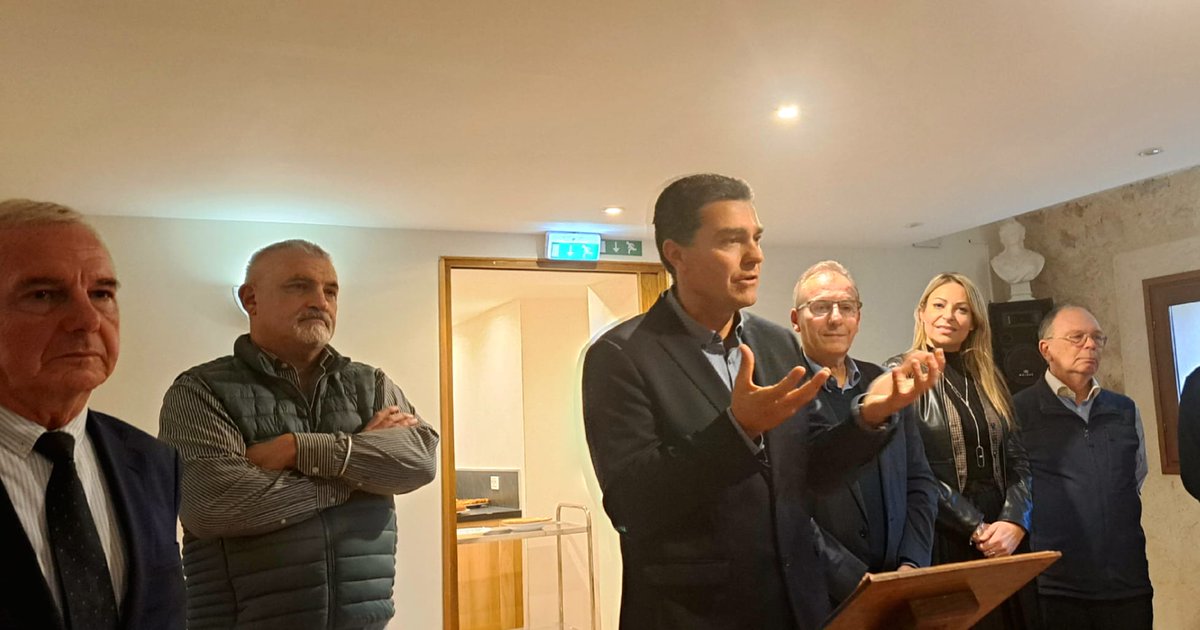EricPAUGET1's tweet photo. Un samedi dans nos villages auprès des mes amis maires de #Courmes, @richard_thiery et du #Rouret, Gérald Lombardo pour présenter mes #vœux2023 aux habitants avec lesquels j'éprouve toujours autant de plaisir à échanger. Des moments de #proximité importants à mes yeux.😊 https://t.co/ituwAIKT6m