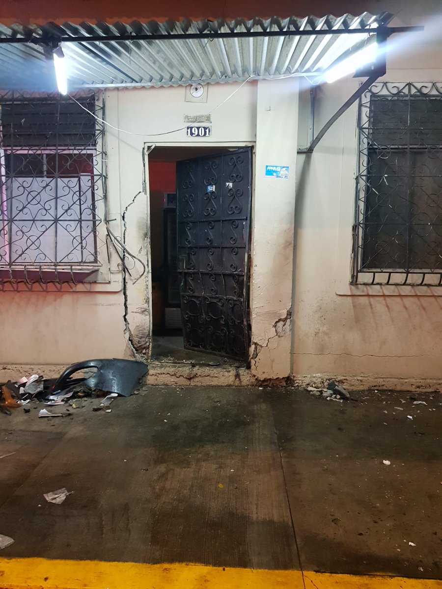 JulyAlvarezLoor's tweet photo. 🧵 DENUNCIA PÚBLICA

En la madrugada de hoy el agente de tránsito de la @ATM_Transito JEFFERSON VEGA, impacto con su vehiculo la vivienda de mi compa @PedroMartinezEC y luego se dió a la fuga con las placas de su auto antes de que llegue la @PoliciaEcuador . https://t.co/EcYkiPjhBC