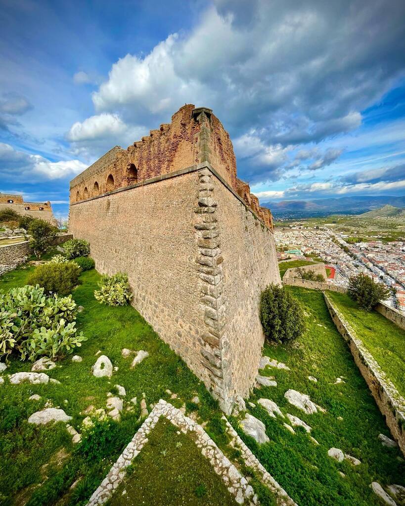 TravelTailorCo's tweet photo. #Palamidi #Castle above #Nafplio #Greece https://t.co/fWOo2NJu4l https://t.co/gSILpNvf23