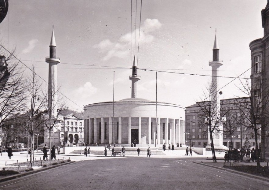 Hırvatistan'ın başkenti Zagreb'den ilginç bir görüntü. Zagreb camisi. Yugoslavya krallığı zamanında sanat merkezi olarak inşa edilen binayı 2. Dünya Savaşı sırasında Almanların izniyle minare ekleyip camiye çevirdiler. Savaştan sonra minareler yıkıldı. Şimdi gene sanat merkezi