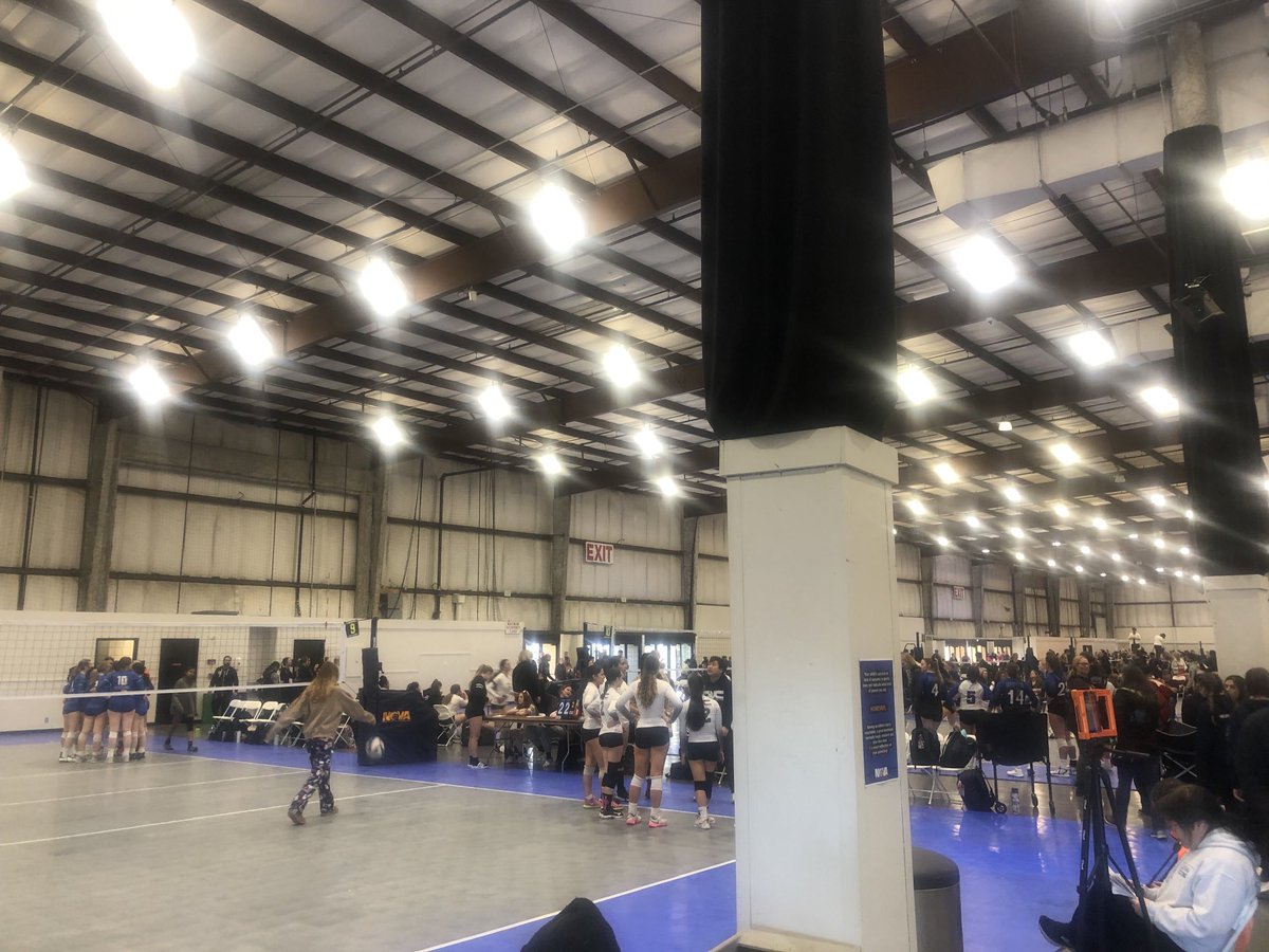 napaitalian's tweet photo. Here for a late night. #napaevolvevolleyball #14red #danielle https://t.co/E9eoOZdmNP