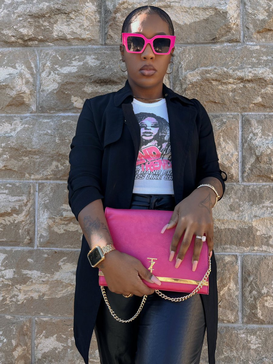 TianZevon's tweet photo. Can’t get enough of the Rose Gold NAKEA wallet on a chain. 🔥💗 #tianzevon https://t.co/D4YMr49xSo