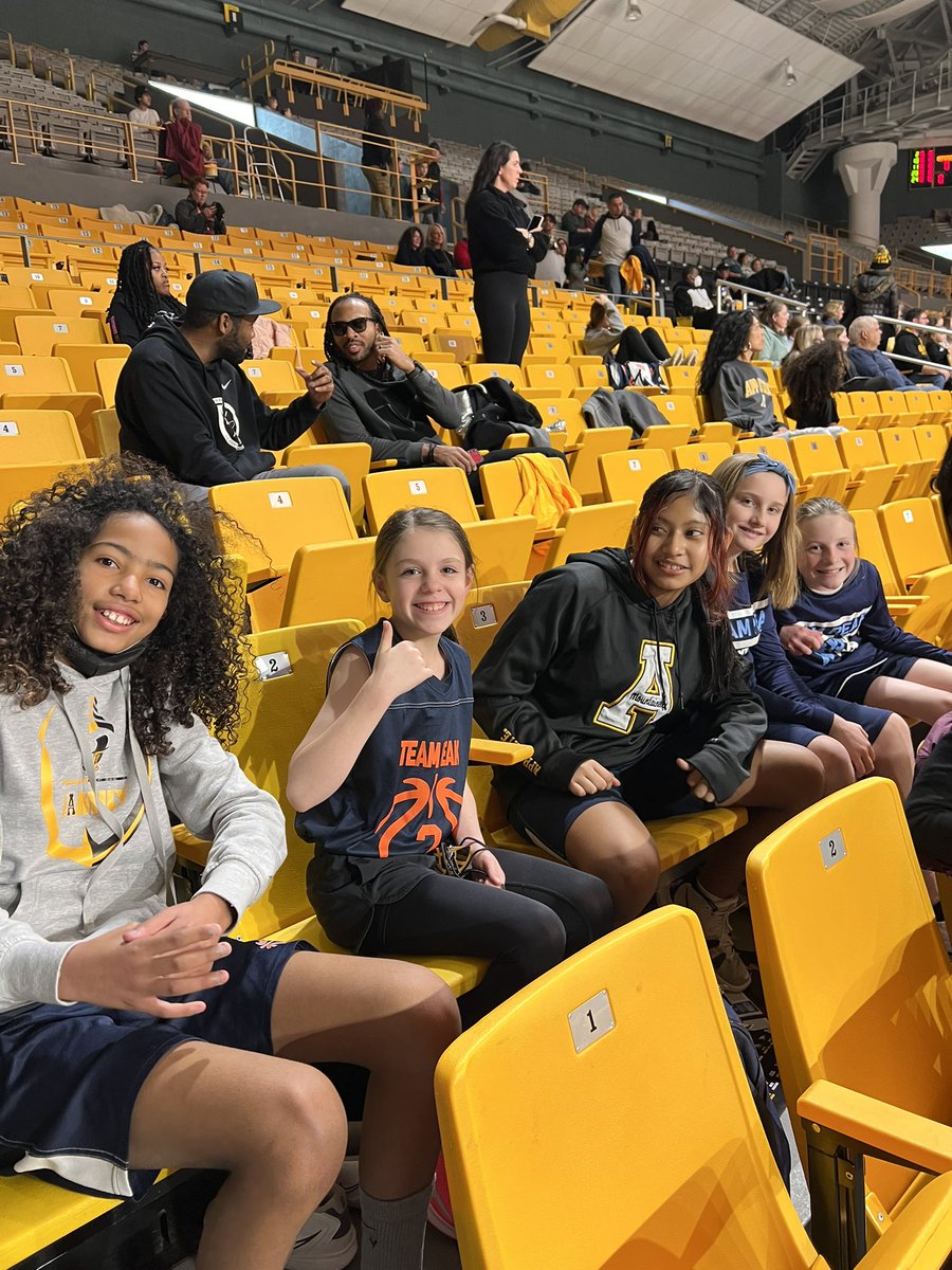 peakbball's tweet image. Big day at @AppStateWBB where our 3rd-5th grade team scrimmaged at halftime! Wow so fun! These girls like the bright lights 🚨🚨
Thanks to the team for being great role models to watch! 🏀🏀🏀