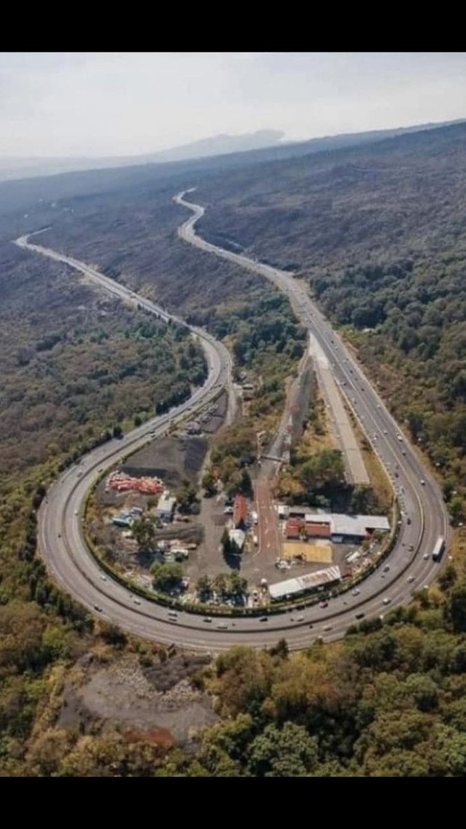 webcamsdemexico's tweet image. ¿Sabes qué carretera es y cómo le llaman a esta curva? ✨✨✨✨

Vía: @AXZO03.