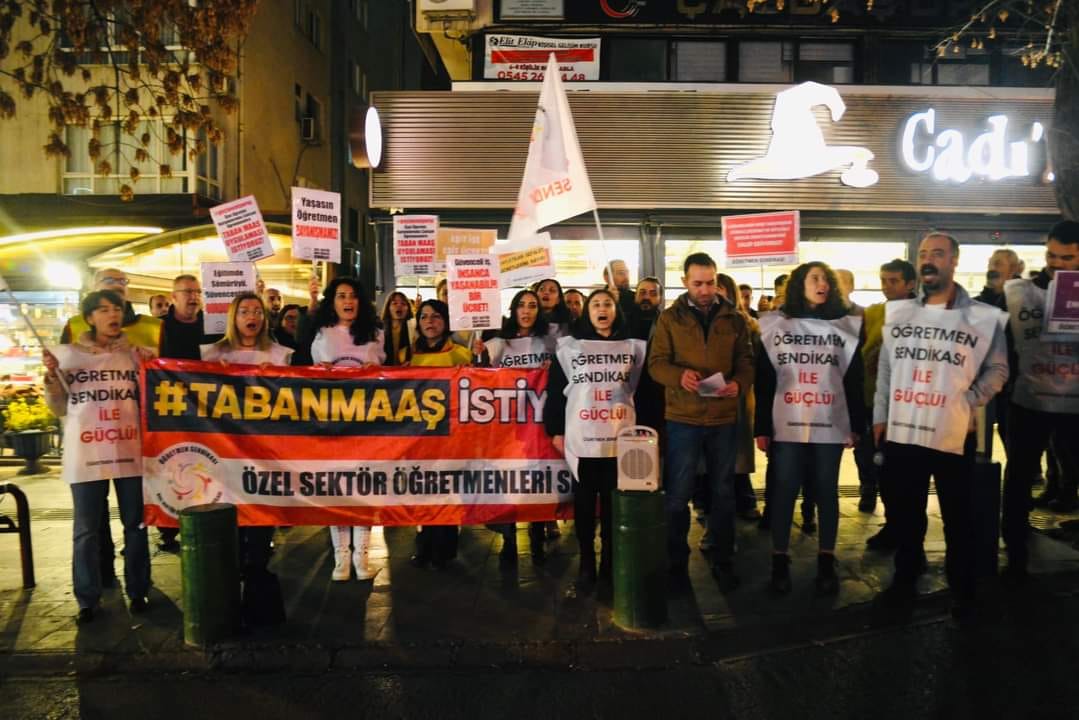 sendika_org's tweet photo. Özel sektör öğretmenleri Ankara’da sokaktaydı: “Asgari ücretle çalışmaya son, taban maaş hakkımızı geri kazanacağız” 

https://t.co/CTkrbxf4Iu https://t.co/Me6nJ1iBPG