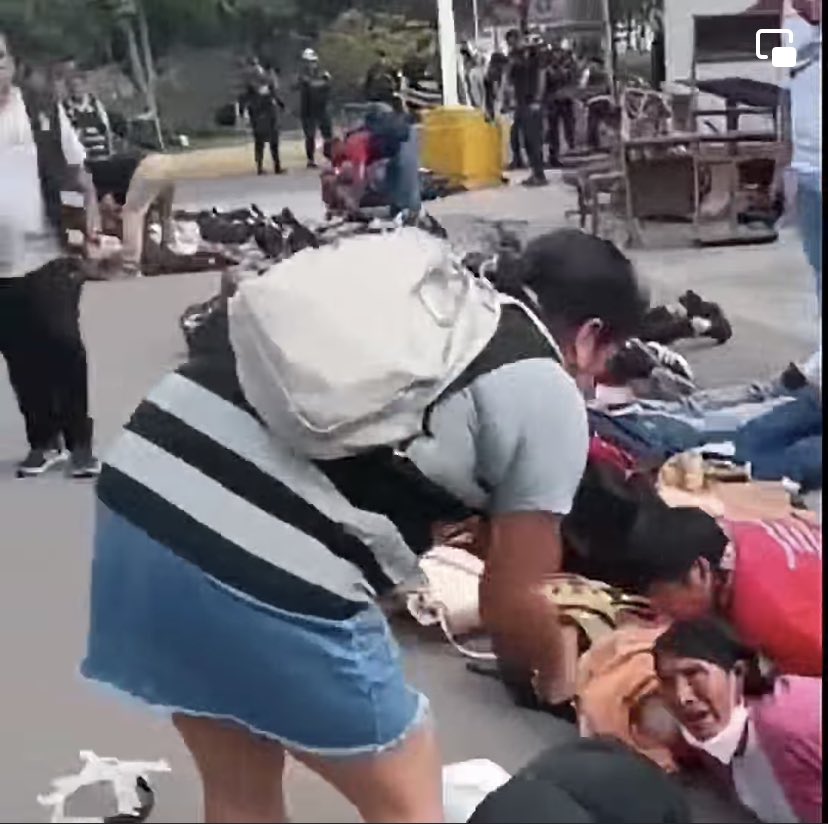 “¡Cállate!” grita una policía a una mujer andina, obligada a estar echada, boca abajo, en el suelo, como si fuera una delincuente común. Pero la presidenta dice que no sabe porque protestan. El peor ciego es quien no quiere ver. #Peru 🎥 de Prensa Peru fb.watch/ibZj537JCh/?mi…