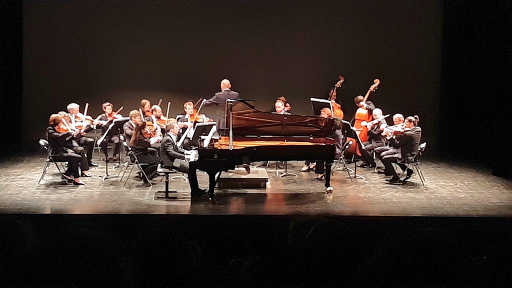 <a href="/ChamayouB/">Bertrand Chamayou</a> enveloppé dans l'écrin de <a href="/orchestresavoie/">Orchestre des Pays de Savoie</a> nous offre un Listz exceptionnel. L'orchestre de chambre sublime le piano. Virtuosité et romantisme au sommet à Thonon-les-Bains. Immense bravo à Bertrand pour ce moment d'exception.