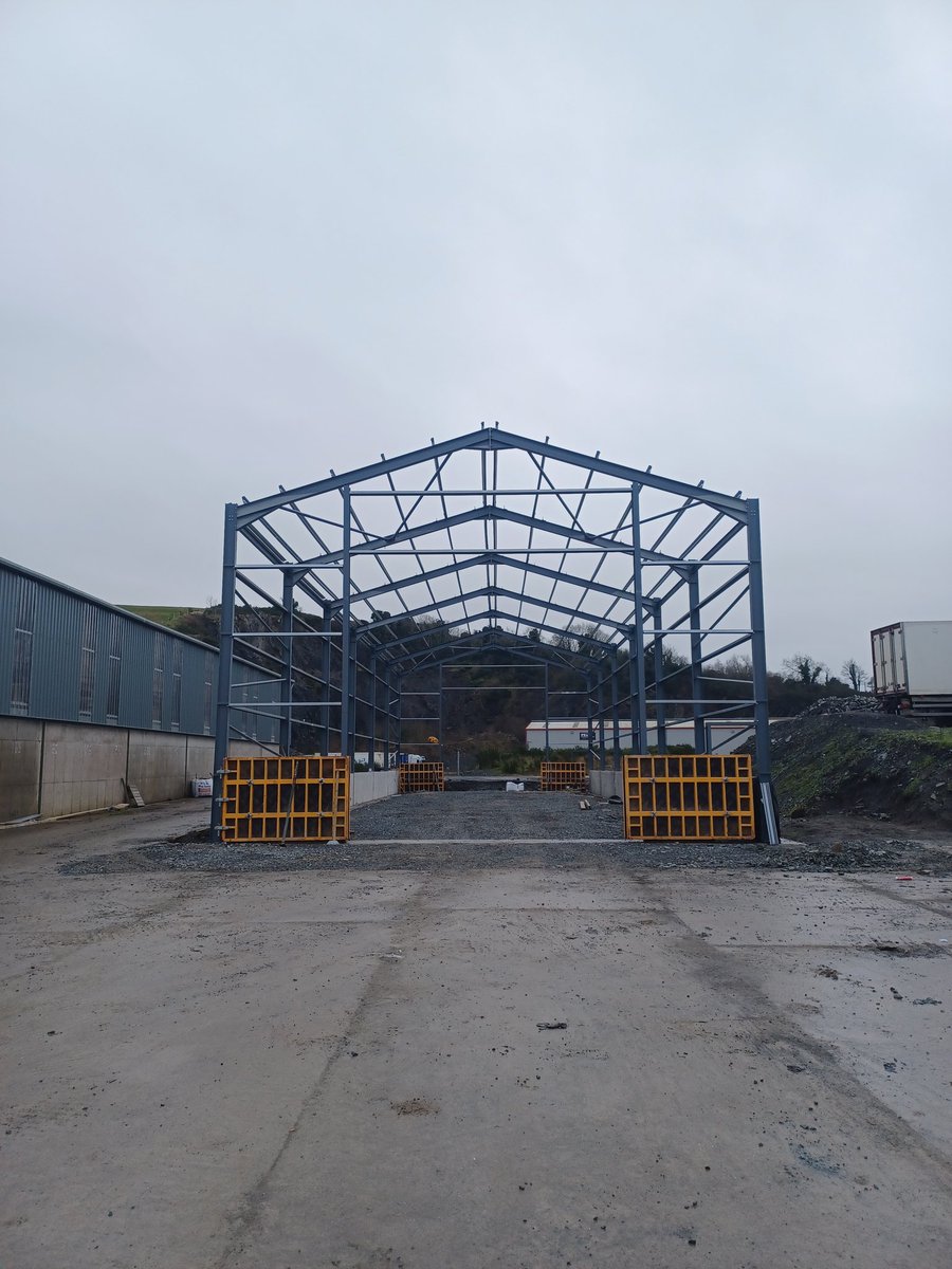 steelyman10's tweet photo. Great to see 1 of our latest jobs going together with no issues. Contact me with any steel enquiries #rossdrumengineering #cecertified #steelfabrication #steelstructures #steelconstruction #kitbuildings #farmbuildings https://t.co/lgSOYl37qt