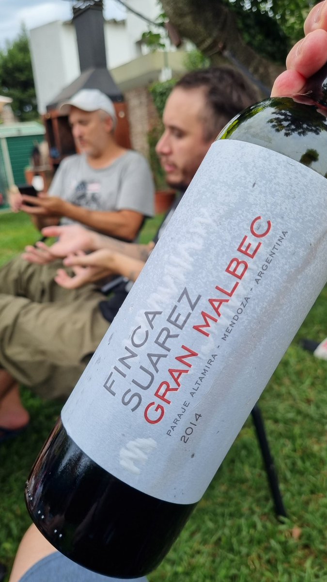 alelahitte's tweet image. Recuerdo las primeras cosechas de @fincasuarez, cuando la búsqueda de @JuanfaSuarez por representar fielmente su terruño recién comenzaba. Este Gran Malbec es de aquel entonces, y debo decir que luego de 9 años sigue siendo un gran vino que ganó en fineza sin resignar identidad.
