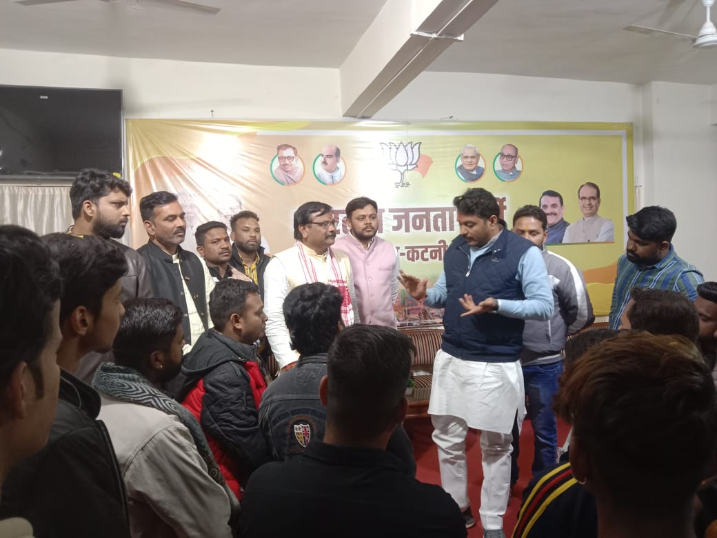 AkshayS0625's tweet photo. अल्पप्रवास पर कटनी जिले पहुंचे यशस्वी प्रदेशाध्यक्ष माननीय बड़े भाई श्री वैभव पवार जी एवं श्री अंकित आर्य जी का जिलाध्यक्ष श्री मृदुल मिश्रा जी के नेतृत्व में स्वागत हुआ।
#vaibhavpawar 
#ankitarya 
#mridulmishra 
#akashsen https://t.co/YFToECZGZi
