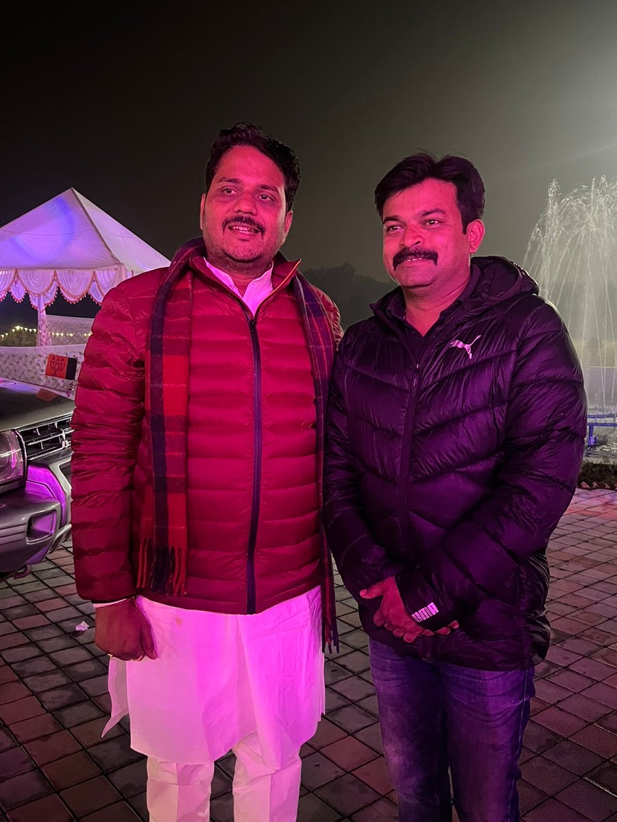 AkshayS0625's tweet photo. अल्पप्रवास पर कटनी जिले पहुंचे यशस्वी प्रदेशाध्यक्ष माननीय बड़े भाई श्री वैभव पवार जी एवं श्री अंकित आर्य जी का जिलाध्यक्ष श्री मृदुल मिश्रा जी के नेतृत्व में स्वागत हुआ।
#vaibhavpawar 
#ankitarya 
#mridulmishra 
#akashsen https://t.co/YFToECZGZi