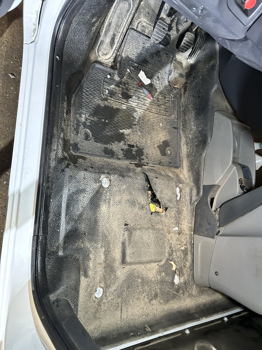 Pierrechance44's tweet image. L' avant et après

#demontageinterieurvehicule
#NetPro
#nettoyage 
#KANGOO
#aplusglass