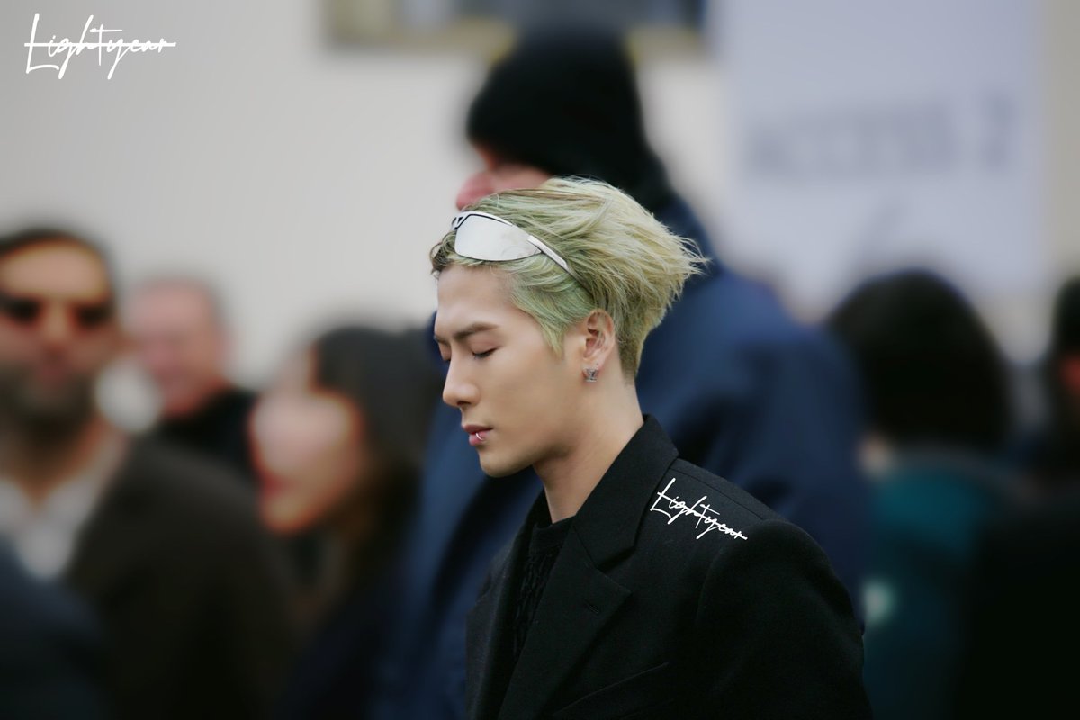 LIGHTYEAR_1994_'s tweet photo. 0219 Paris Fashion Week 
Louis Vuitton Show 

#JacksonWangLouisVuitton #JacksonWang #王嘉尔 #MAGICMAN #MAGICMANinParis #ParisFashionWeek #TEAMWANG 
@teamwangofcl @JacksonWang852 https://t.co/1T8DYVswmQ