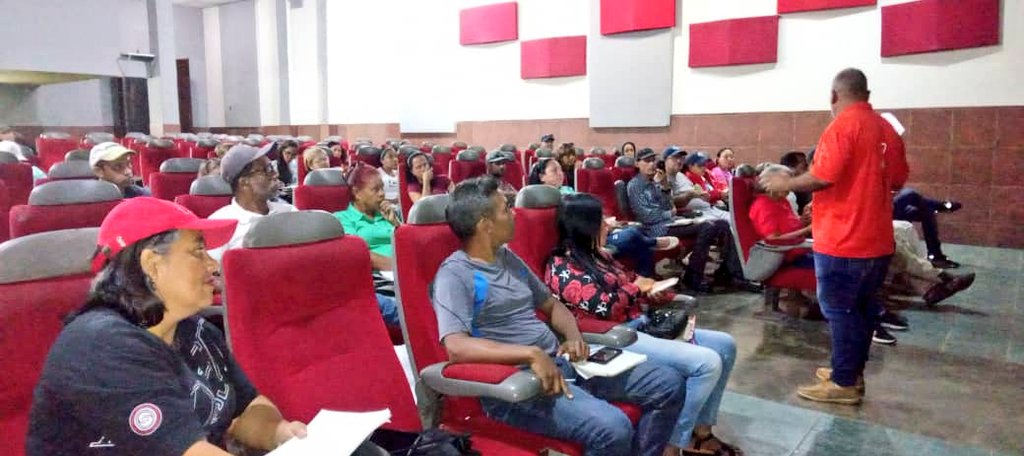 PsuvPazCastill0's tweet photo. Temas cómo las sanciones criminales y el despojo de las riquezas de nuestro país en el exterior por parte del imperialismo fueron analizados por la militancia del @PsuvPazCastill0 en el primer conversatorio acerca de las 4 etapas de la Revolución Bolivariana  #ElOroEsDeVenezuela https://t.co/hRFERmkIxr