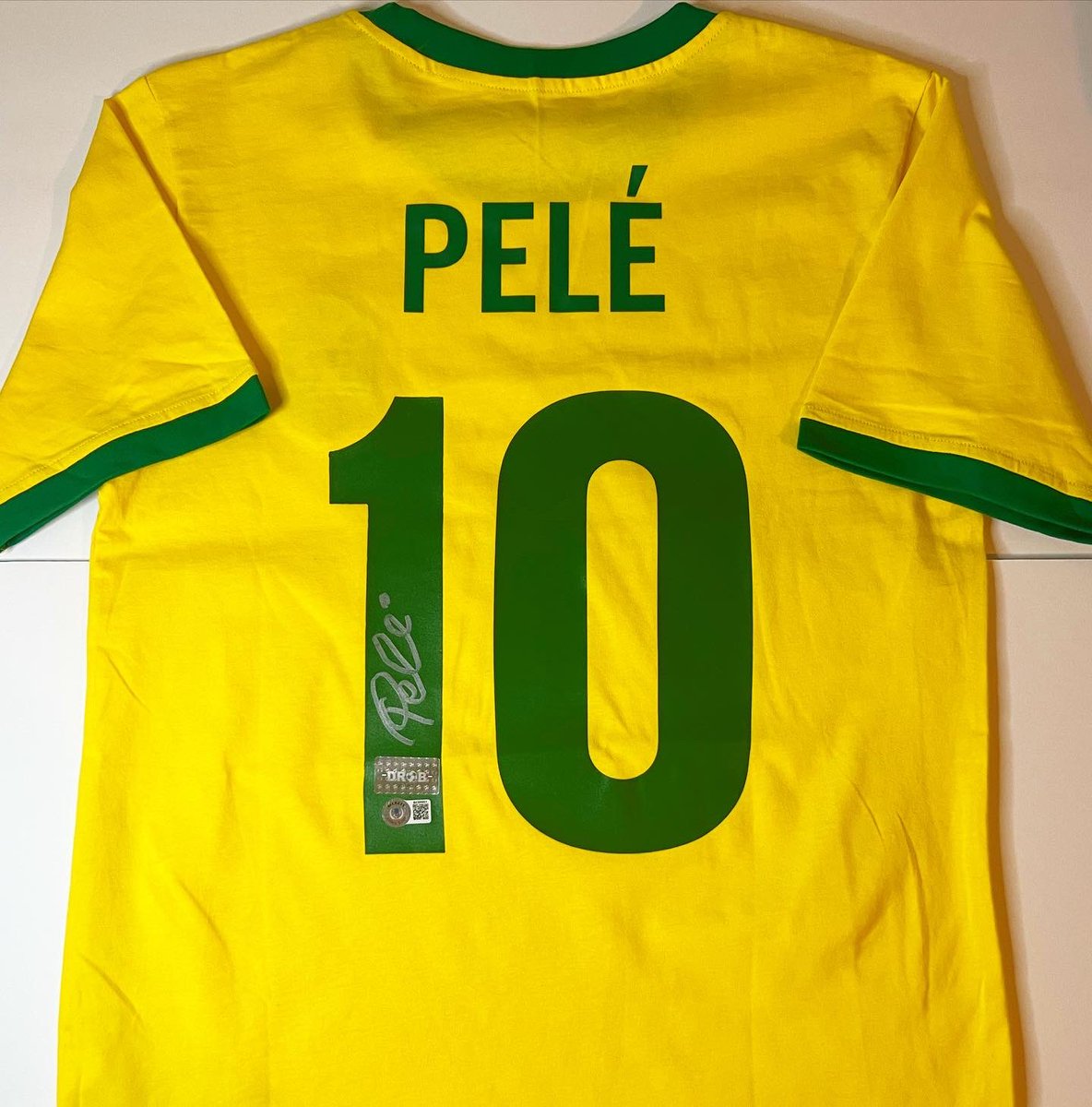 🚨🚨 Giveaway Time!! 🚨🚨

Let's kick off 2023 by giving away a signed, Becket Authenticated and DROB inspected Jersey signed by the Late Legend himself, Pelé!

Simply RT and Follow to enter. Winner picked 1/31.

Soon all items  available for sale will be shown in pinned tweet.👀