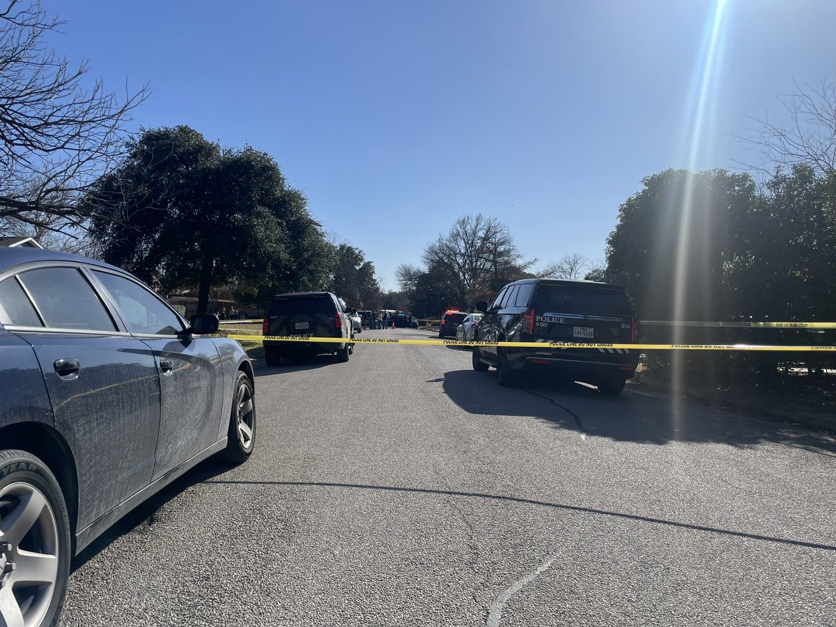 ByJamesHartley's tweet photo. Police  in Fort Worth said an officer shot someone in the 4900 block of Rutland Avenue. Here and waiting for police to share more info | @startelegram https://t.co/W02Tj0uNOG