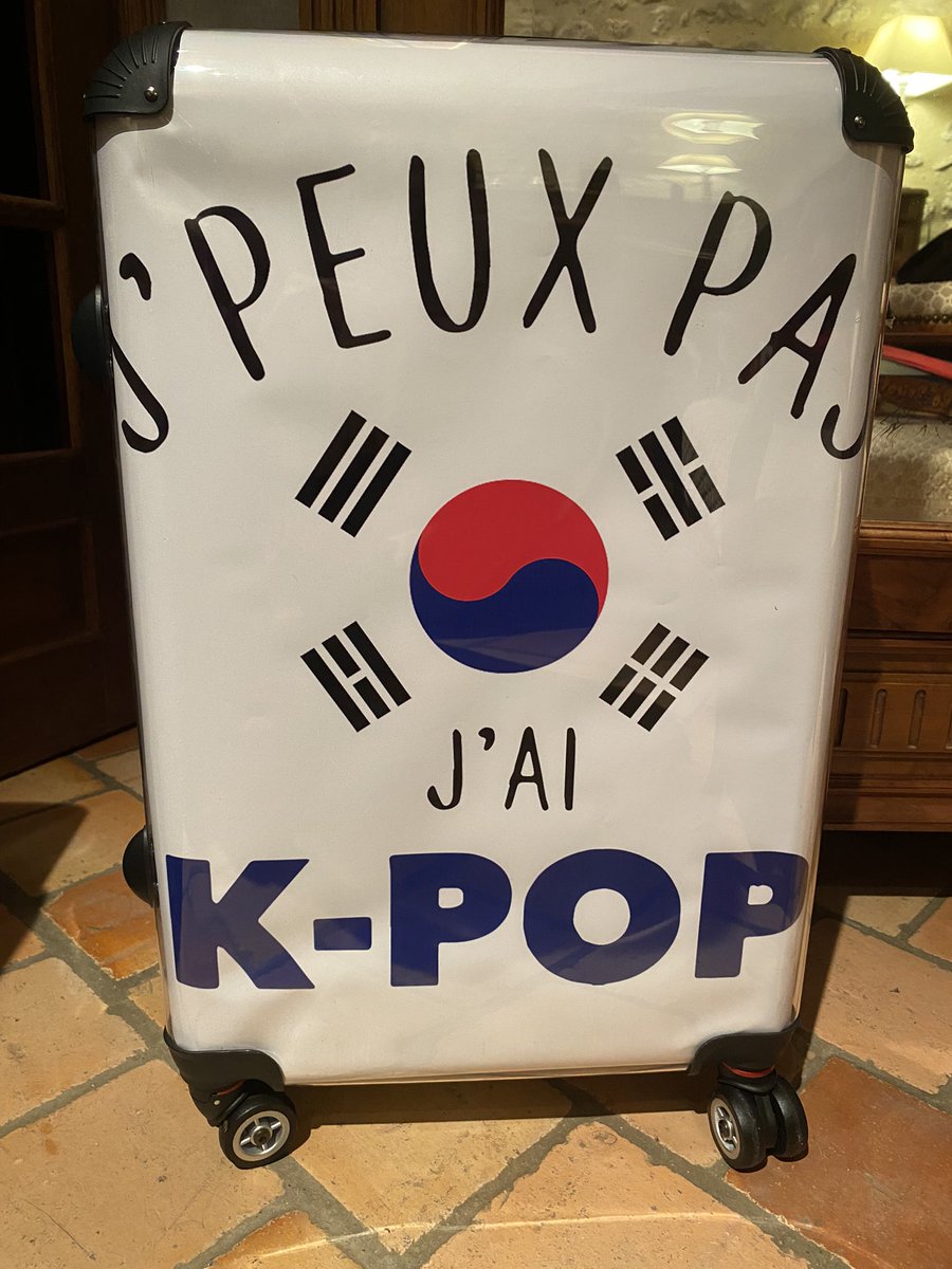 _inibae's tweet photo. Papa je t’aime plus que tout t’es le plus mims merci de m’encourager pour mon voyage mais la valise c’est ps possible mdrrrrr j’peux pas partir avec ça wsh https://t.co/gBh38Cf4Zd