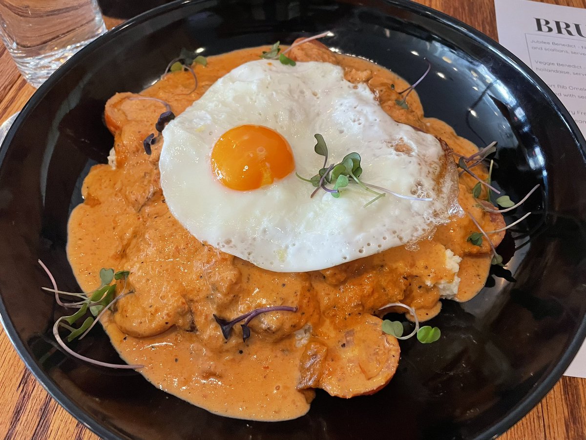 Fantastic food, delectable drinks, and no wait?! Yeah, Jubilee is my new go to brunch spot. We got the veggie Benedict, cherries jubilee cocktail &amp; the West African shrimp &amp; grits. 🍳😍🍤