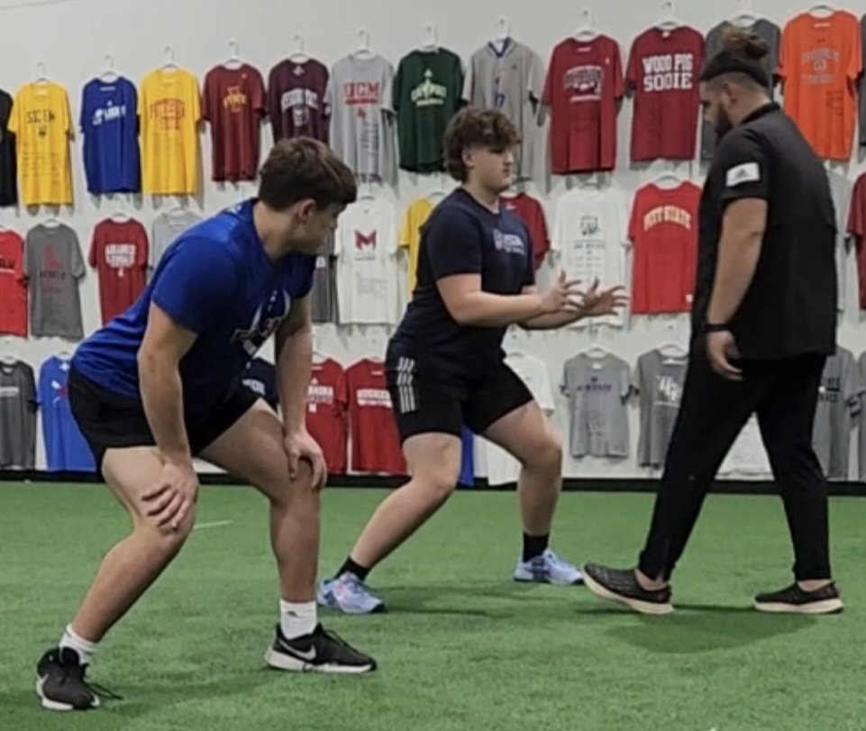 Matt_Savich's tweet image. @ChrisGomez54 and the boys getting it done at @EOE_KC today! #BestOLTrainerKC #GetThisWork #ElevateOrEliminate💯❤️🏈 @BishopMiege_FB @bvsw_wolfpack @SMSRaiderFB