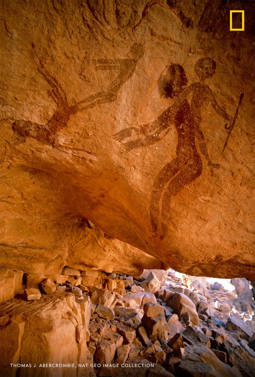#PhotoduJour | Représentant des chasseurs et des animaux, ces peintures rupestres de la période des « têtes rondes » figurent parmi les plus anciennes au monde. Elles sont près de Tanzoumaïtak, dans le massif montagneux de Tassili n'Ajjer, dans le désert du Sahara, en Algérie.