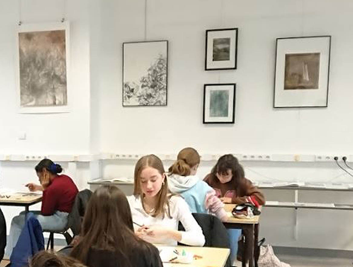 Baccadoc's tweet photo. L'exposition de Marie-Pierre Gantzer est en cours au CDI du collège de Baccarat : chaque œuvre est une fenêtre ouverte sur le monde extérieur et intérieur de chacun, que les élèves de 3èmes ont réinterprété pendant les ateliers animés par l'artiste. #EAC #LAC https://t.co/6RcsvHwlXk
