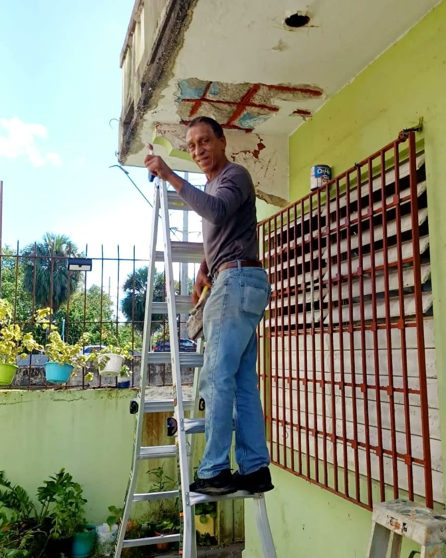 brigadaspr's tweet photo. ¡Otra extraordinaria rehabilitación! 🎉 En esta ocasión junto a nuestro gran Campeón del Boxeo SAMUEL "EL TORBELLINO" SERRANO 💪🇵🇷, personal voluntario de @ColSanIgnacioPR y la comunidad. Hermoso proyecto de rehabilitación de @CasaboxeadorPR en Santurce.🥊#brigadaspr ¡Seguimos!🙌 https://t.co/LXumIBcoEg