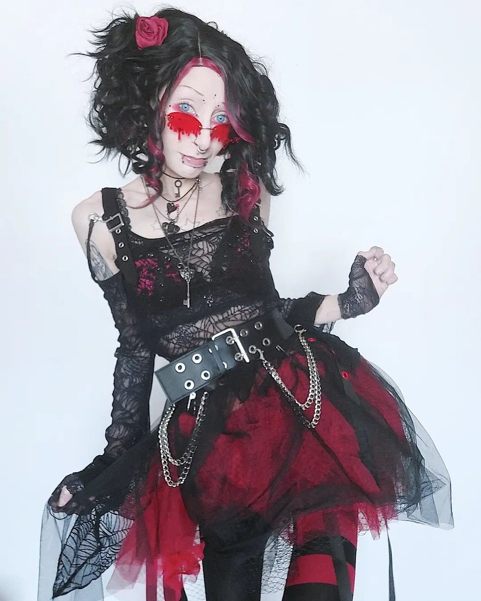 VampireFreaks's tweet photo. We are in love with this gorgeous look from @valentinescorpse rocking the Ella Tights [BLOOD] &amp; Blooddrop Sunglasses! 🥀🩸⛓

#Goth #GothicFashion #GothModel #AlternativeStyle #GothStyle #GothLook #VampireFreaks #AlternativeFashion #AlternativeLife #AlternativeModel #Emo #Grunge https://t.co/453V5dzIaJ