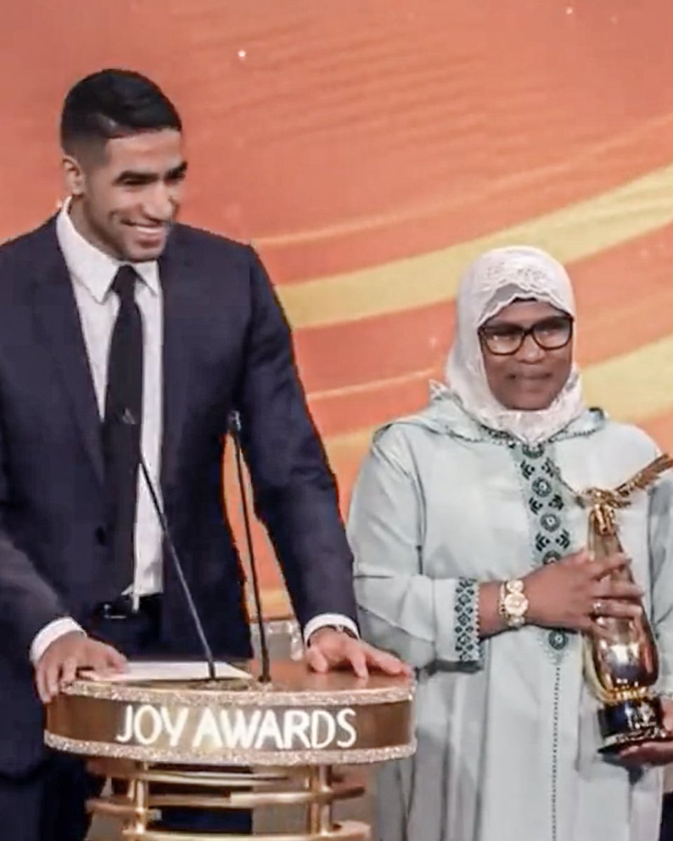 The PSG defender,Achraf Hakimi was named Sportsman of the Year at the Joy Awards in Riyadh and he accepted the trophy with his mother 🥹❤️ 

#JoyAwards 
#JoyAwardsالعويس