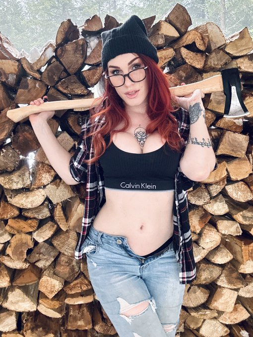 Looks like all the snowmobilers stopped - wood cutting show on eplay in 20 mins ❤️ https://t.co/FjnS