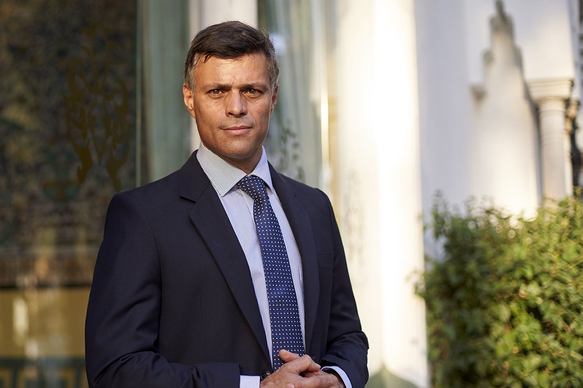 _DolarYesterday's tweet photo. Razone su respuesta
¿Por qué cree Ud q los títulos de Benjamín Rausseo, Abogado y Doctor en Educación, lo capacitan para ser Presidente?
Y entonces
¿Por qué a Leopoldo López, Post Grado en la Escuela J F Kennedy y Maestría en Políticas Públicas en Harvard, lo tratan de pajuo? 😜 https://t.co/RMYMDTj9jA