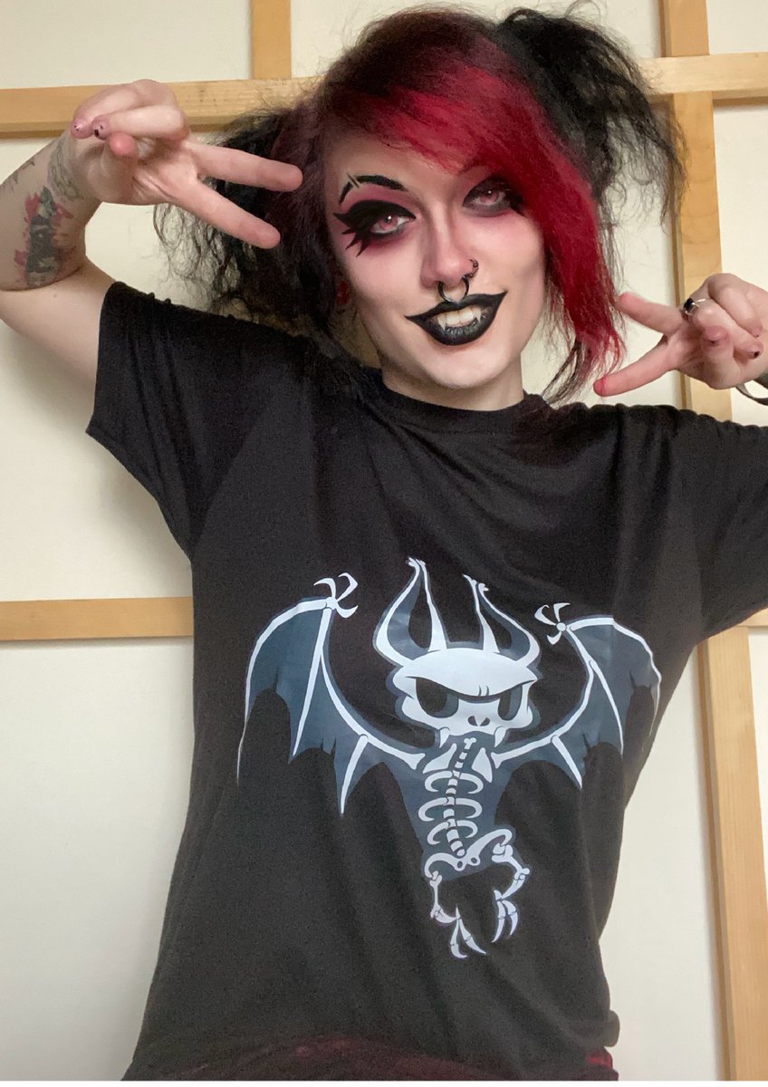 VampireFreaks's tweet photo. We are just batty for this pic of @bunnyxxbones in our Batty Bones Tee! 🦇🥰☠️

#Goth #GothicFashion #GothModel #AlternativeStyle #GothStyle #GothLook #VampireFreaks #AlternativeFashion #AlternativeLife #AlternativeModel #Emo #Grunge https://t.co/hCo06P6ALN