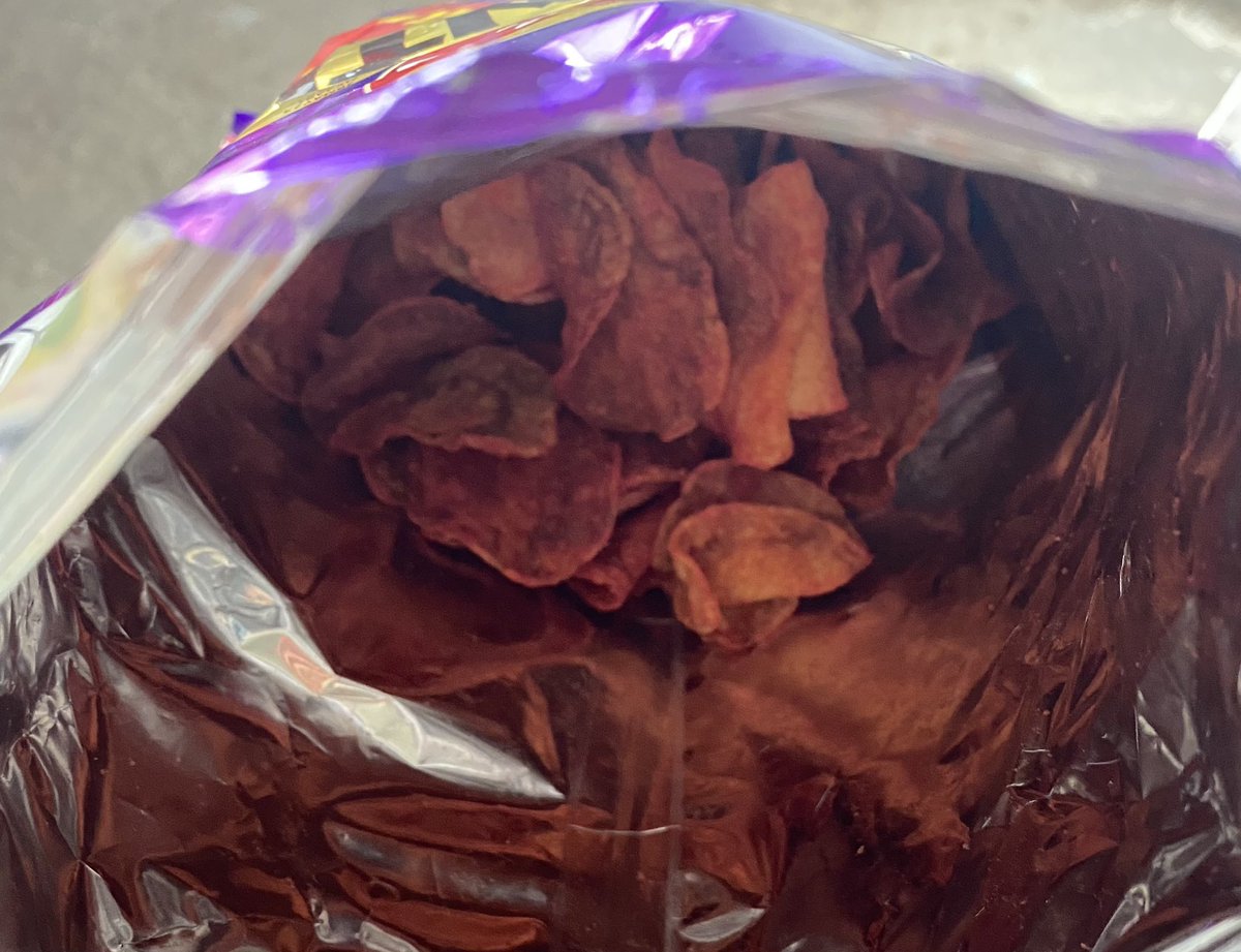 BevaMM7's tweet photo. La mitad de las papas están quemadas. ¿Sí ubican que así tienen un sabor horrible?...si la bolsa costó casi $50, estamos hablando de que tiré $25 pesos a la basura 🙄 @Papas_Sabritas https://t.co/tDAehFscS2
