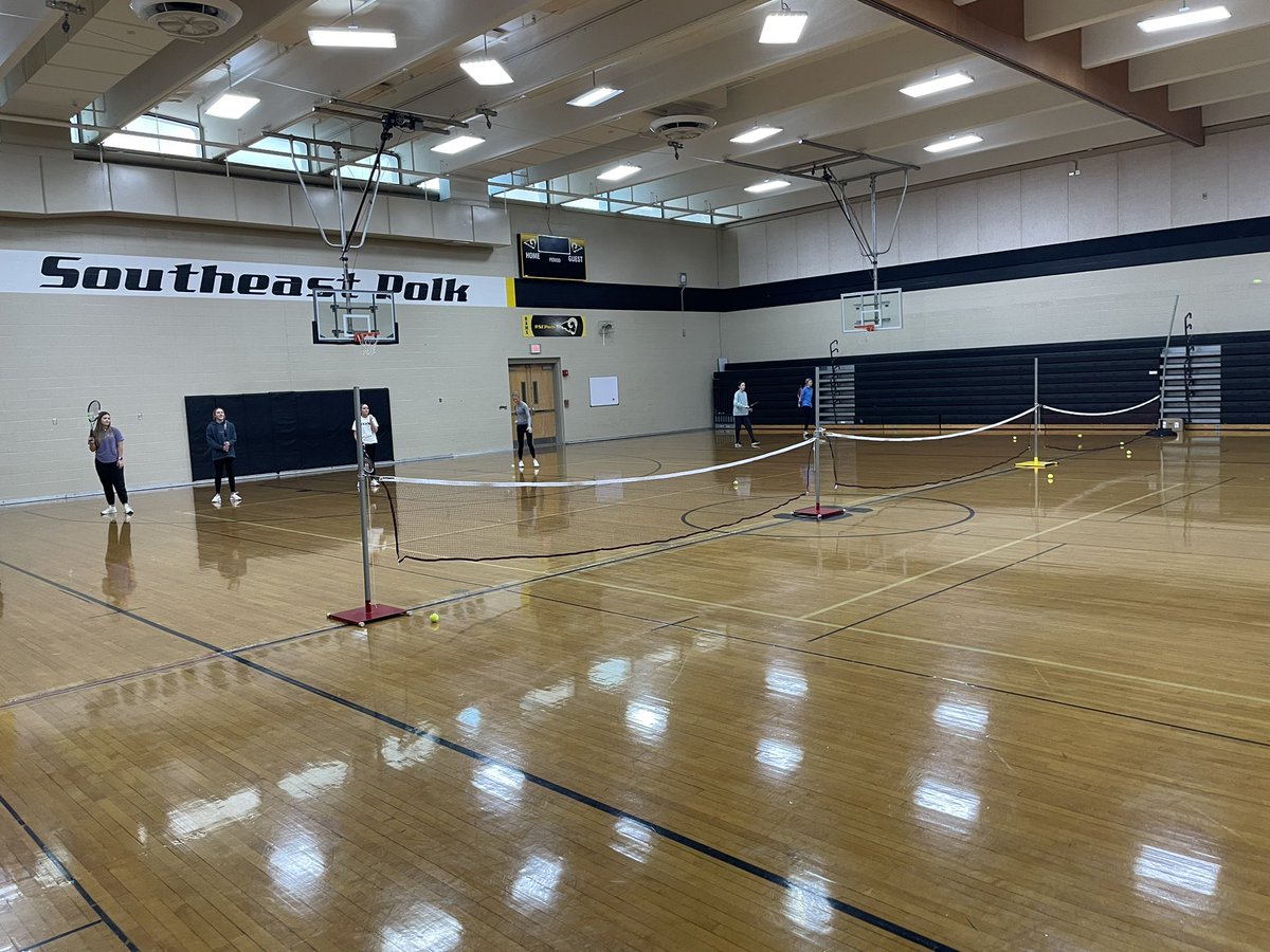 First open courts of the winter, love coaching these players, they are a lot of fun and work hard. #SepGirlsTennis 🎾