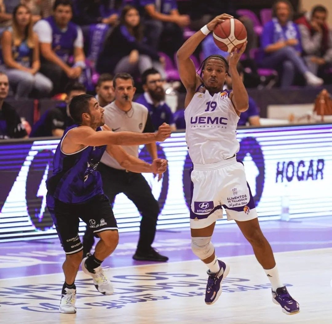 Alex_ReyesIB's tweet photo. Exhibición absoluta de MELWIN PANTZAR ante Cáceres Basket. La LEB Oro se le queda pequeña.

🎯 38 puntos
✅ 7-12 T2 // 3-7 T3 // 15-17 TL
🦾 5 rebotes 
🧠 7 asistencias
🧹 3 robos 
👀 0 pérdidas 
🥊 12 faltas recibidas
➕ 53 de valoración https://t.co/HuzQuMkGyv