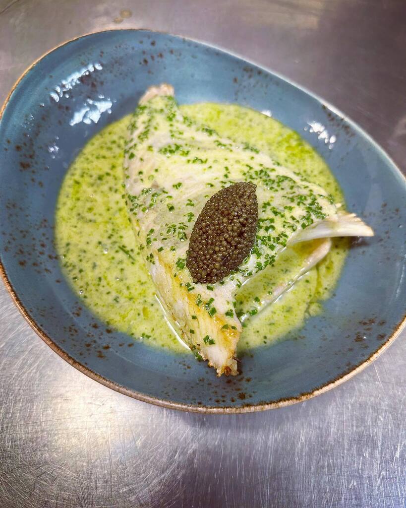 Dan_AshmoreChef's tweet photo. Half Turbot cooked over champagne, shallots, garlic, leek and lemon.
Sauce made using the head, the cooking champagne, a dash of cream, chives and chive oil
A @tobyburrowes portion of caviar 😂
Daily changing specials at Dulse
@dulseseafood
@chefdeanbanks
#chef #chefso… https://t.co/ETDM5ViU8p
