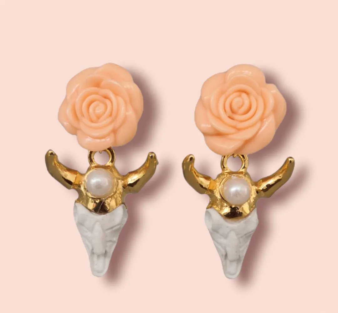 Olga_Rdz_Studio's tweet photo. 🌷🌷🌷 #Flores #Rosas #Acrilico #Resina #PerlaCultivada #BullHead #Toro #Aretes #Earrings #Primavera23 #SS23 #Moda #Tendencia #Romantic #Boho #Diseño #HechoAMano #Handmade #HechoEnMexico #Mexico #MadeInMexico #MexicanFashion #TradicionYVanguardia #JoyeriaArtesanal #JoyeríaDeAutor https://t.co/PslSBdL9Tz