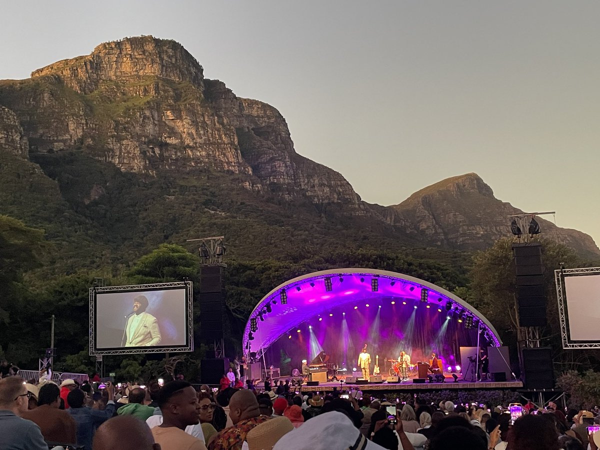 MartinMyers's tweet photo. And 🙌🏼🙌🏼🙏🏼🙏🏼 @GregoryPorter . Super musicianship and the most wonderful audience vibe. 
Gregory Porter himself was superb. I loved the fact that he was totally controlled, the band were behind him all the way and most importantly the voice was first instrumental. A magical nite https://t.co/4sRyf623Zf