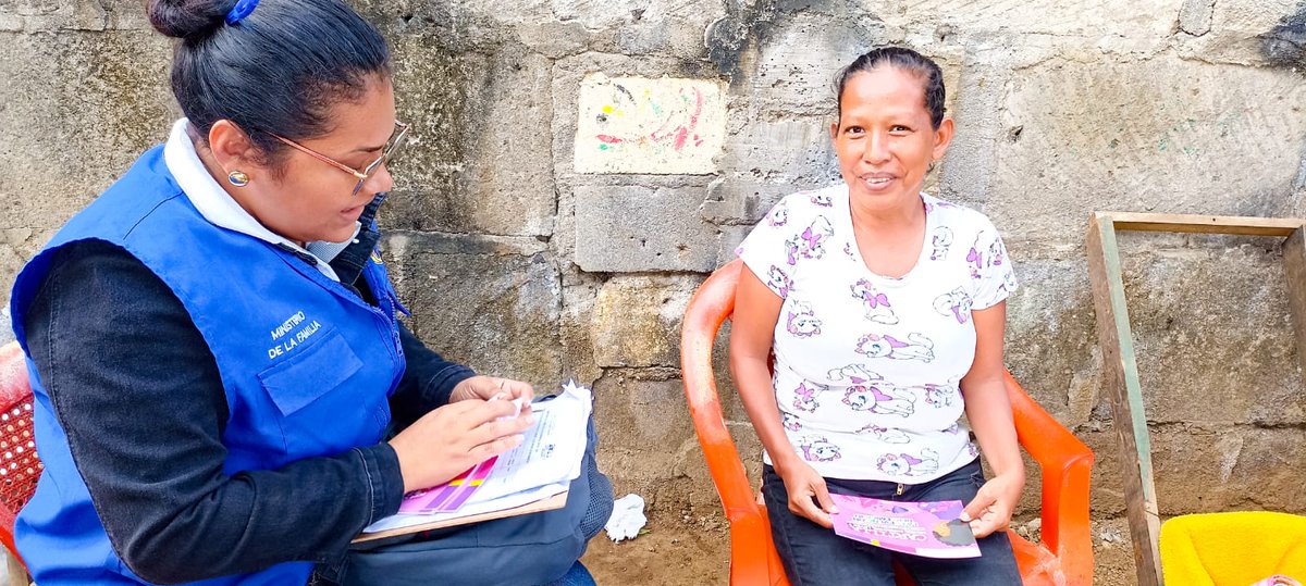 MifamManagua's tweet photo. #Managua │#DistritoDos📌
✅ Presentamos la Cartilla Mujer🙋♀🌺, Derechos, Leyes ⚖y Mecanismos de Denuncia📣 para la Prevención del Femicidio con protagonista del barrio Acahualinca.
#AmorALaFamilia #AmorALaVida #SomosMujeresConElPoderDelAmor https://t.co/VOJiCeulSw