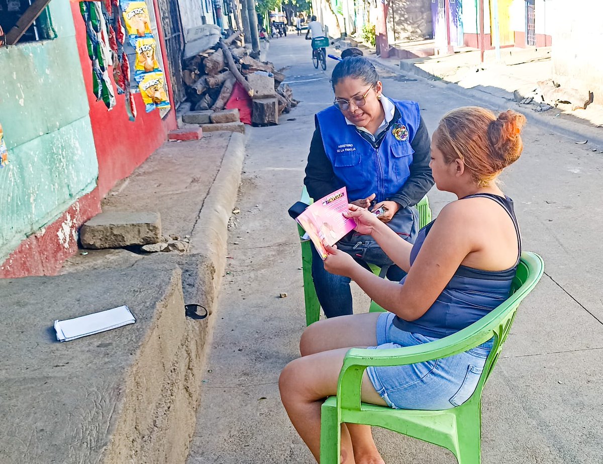 MifamManagua's tweet photo. #Managua │#DistritoDos📌
✅ Presentamos la Cartilla Mujer🙋♀🌺, Derechos, Leyes ⚖y Mecanismos de Denuncia📣 para la Prevención del Femicidio con protagonista del barrio Acahualinca.
#AmorALaFamilia #AmorALaVida #SomosMujeresConElPoderDelAmor https://t.co/VOJiCeulSw