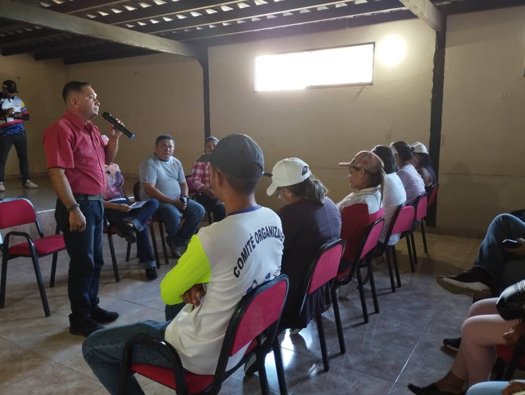pastorsuarez's tweet photo. #21Enero
#PuebloLegíslador
#Mantecal #Apure se llevó a cabo jornada Parlamentarismo de Calle junto a las Organizaciones de Base del Poder Popular. Construir Leyes al lado del Pueblo y debatir las 7 Líneas de Trabajo para el 2023 emitidas por
@NicolasMaduro
@eduardopiate2 https://t.co/3EJ1Peby2S