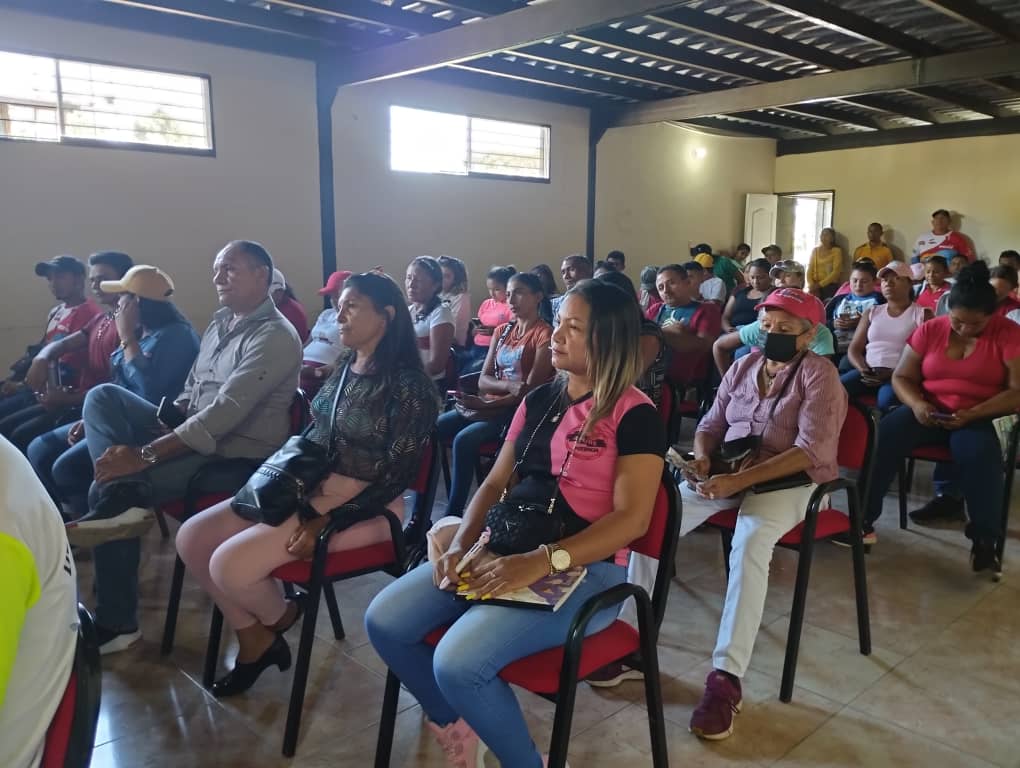 pastorsuarez's tweet photo. #21Enero
#PuebloLegíslador
#Mantecal #Apure se llevó a cabo jornada Parlamentarismo de Calle junto a las Organizaciones de Base del Poder Popular. Construir Leyes al lado del Pueblo y debatir las 7 Líneas de Trabajo para el 2023 emitidas por
@NicolasMaduro
@eduardopiate2 https://t.co/3EJ1Peby2S