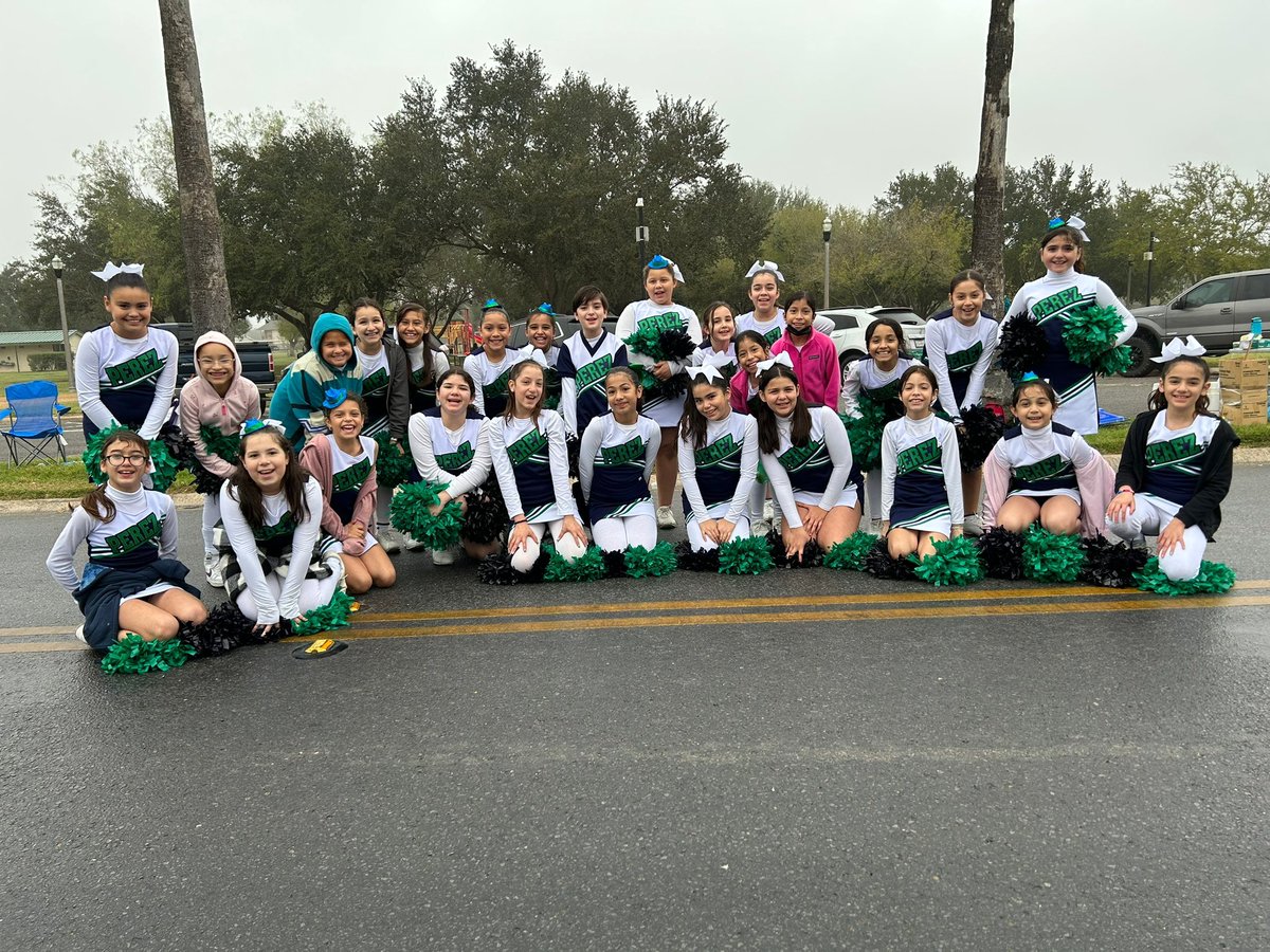 KinderAguirre's tweet photo. Our Perez cheer squad cheered on every runner that passed the Mile 8 and 20 water station! Thank you to all of our City staff, and everyone participating. Together, great things happen. @CityofMcAllen @perezpioneers @McAllenISD @McAllenMarathon #runMcAllen 💚💙 https://t.co/G2DPCa1cXS