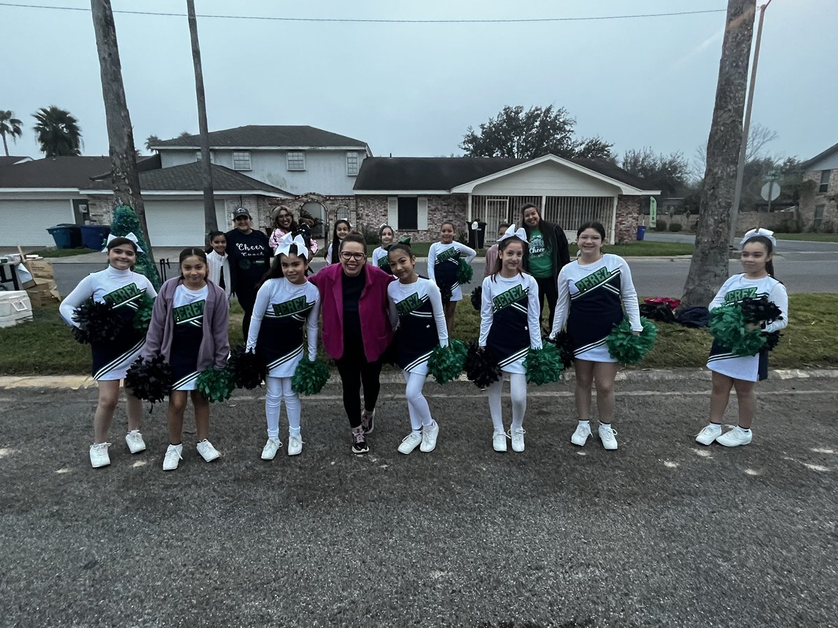 KinderAguirre's tweet photo. Our Perez cheer squad cheered on every runner that passed the Mile 8 and 20 water station! Thank you to all of our City staff, and everyone participating. Together, great things happen. @CityofMcAllen @perezpioneers @McAllenISD @McAllenMarathon #runMcAllen 💚💙 https://t.co/G2DPCa1cXS