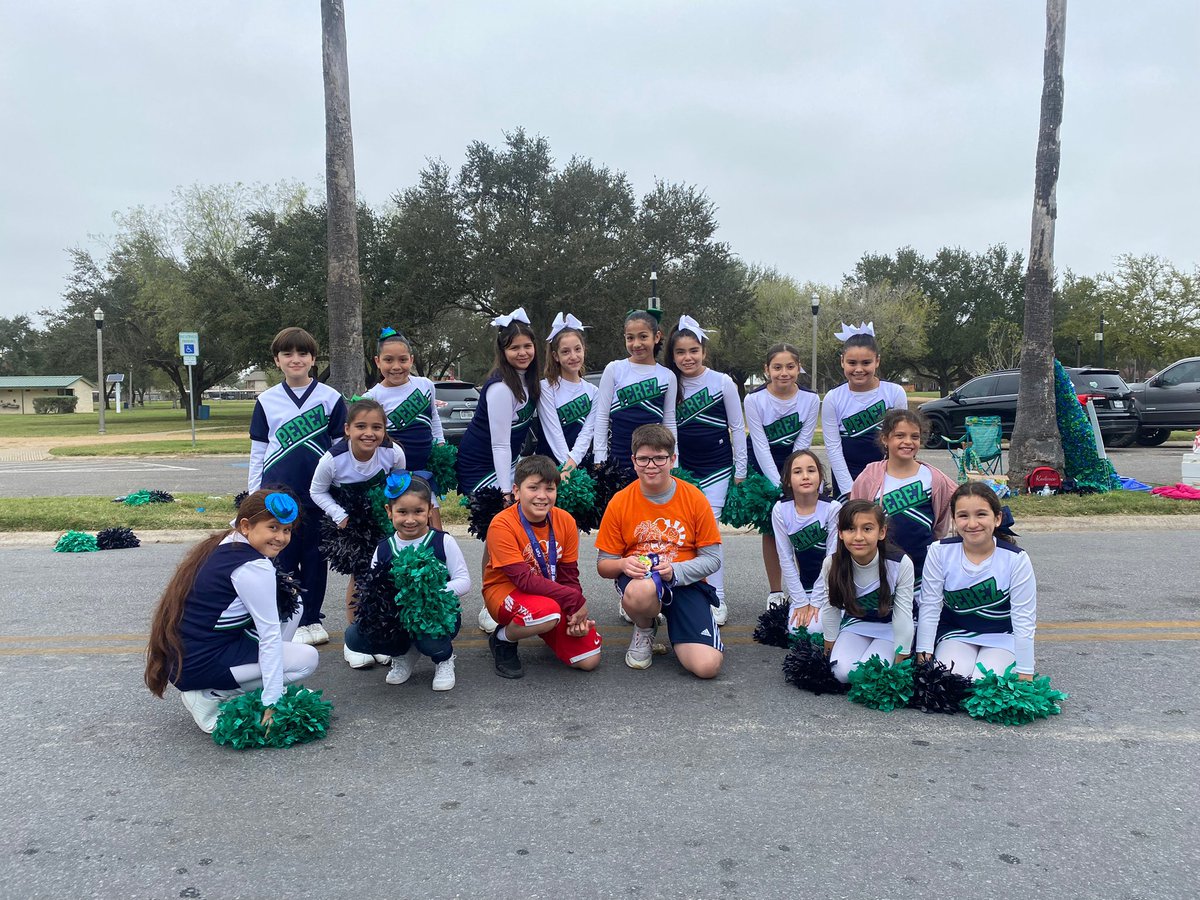 KinderAguirre's tweet photo. Our Perez cheer squad cheered on every runner that passed the Mile 8 and 20 water station! Thank you to all of our City staff, and everyone participating. Together, great things happen. @CityofMcAllen @perezpioneers @McAllenISD @McAllenMarathon #runMcAllen 💚💙 https://t.co/G2DPCa1cXS