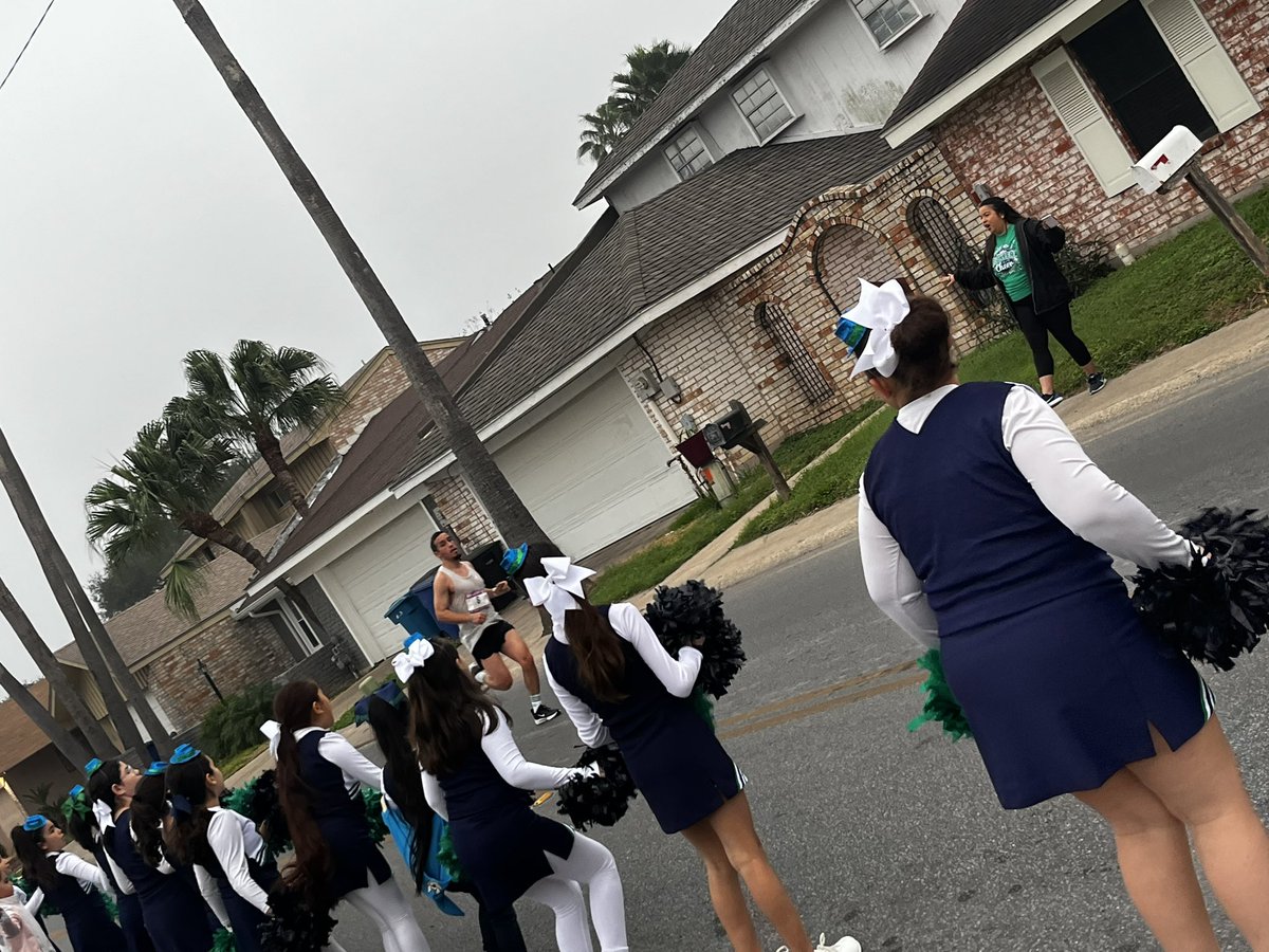 KinderAguirre's tweet photo. Our Perez cheer squad cheered on every runner that passed the Mile 8 and 20 water station! Thank you to all of our City staff, and everyone participating. Together, great things happen. @CityofMcAllen @perezpioneers @McAllenISD @McAllenMarathon #runMcAllen 💚💙 https://t.co/G2DPCa1cXS