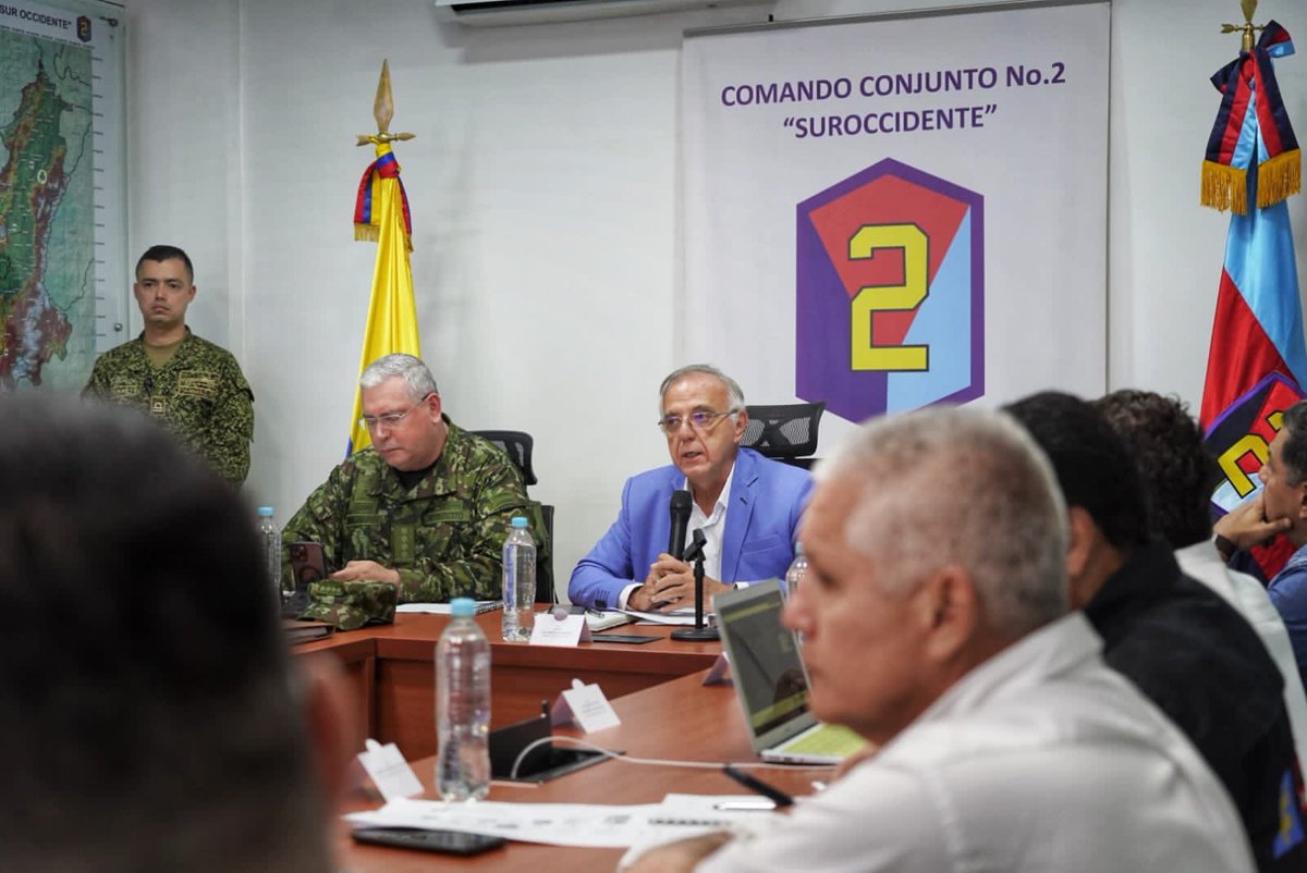 lavozdepueblo1's tweet photo. #ATENCIÓN📍"O todas las disidencias acatan el cese bilateral que se ha acordado o el Gobierno no podrá seguir sosteniéndolo", @mindefensa, @Ivan_Velasquez_, tras hechos violentos de la Jaime Martínez en #Jamundí, #Valle.

El ministro encabezó Consejo de Seguridad en #Cali. https://t.co/eIJUjgrZd3