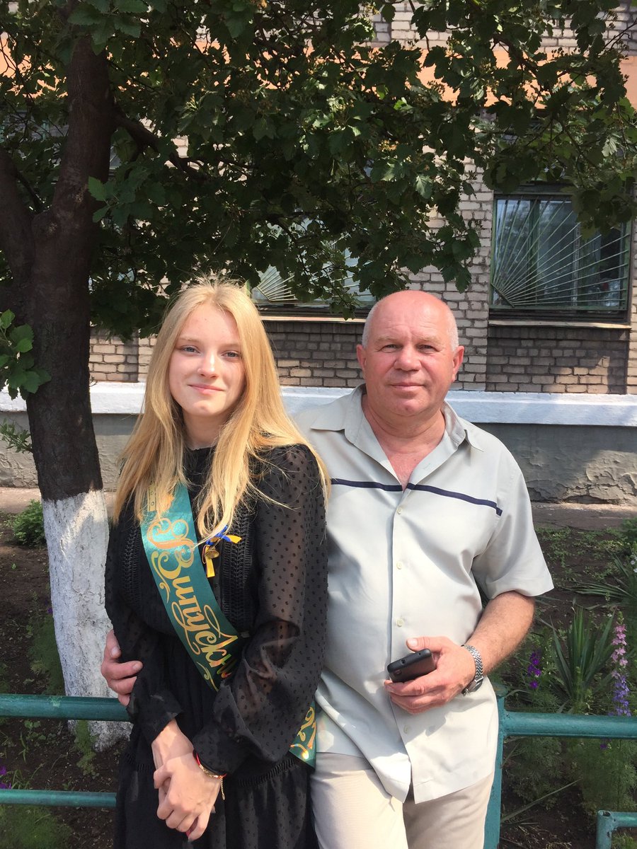 мій батько знайшовся.

в морзі.

«взрывная травма» написано в протоколі. 

росіянці, я вас ненавиджу.

мій тато був чудовою людиною. зі своїми тараканами, але він зробив з мене ту, хто я є, і заради нього я тримаюсь і проживу своє життя так, як він цього бажав для мене