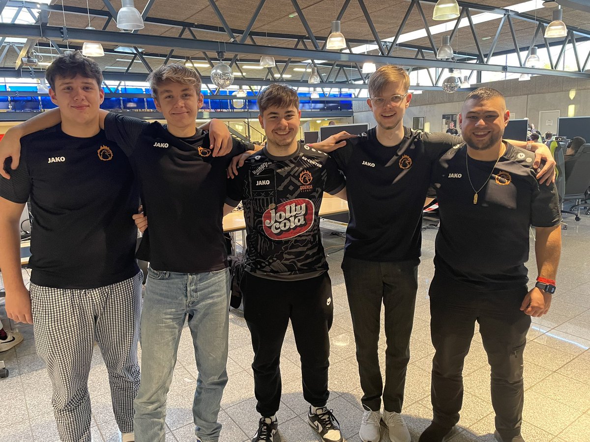Ingen podieplads til holdet i denne omgang, men humøret er højt blandt gutterne til <a href="/KF_LAN_DK/">KF-LAN</a>. 🧡

<a href="/Motiv_cs/">Motiv</a> <a href="/MiiraKCS/">MiiraK</a> <a href="/Syzprex/">Syzprex</a> @Magnus_Teglgaar @nicolai_sen <a href="/PadenOfficial/">Paden</a>. 💪🏼

#OdenseEsport