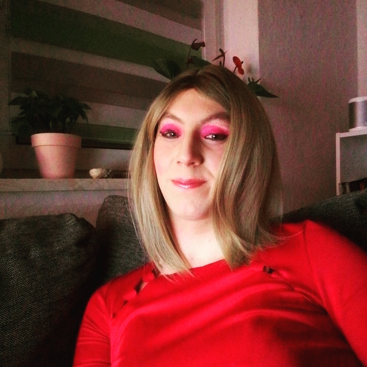 laracd98's tweet photo. Mal wieder alleine auf dem Sofa 🥺
Gibt es keine Schwester die Lust hatt es sich neben mir bequem zu machen?

#crossdresser #crossdressermodel #crossdresserlife #makeup #mtf #makeup #wig #perücke #sexy #dwt https://t.co/63fp5bqqEL