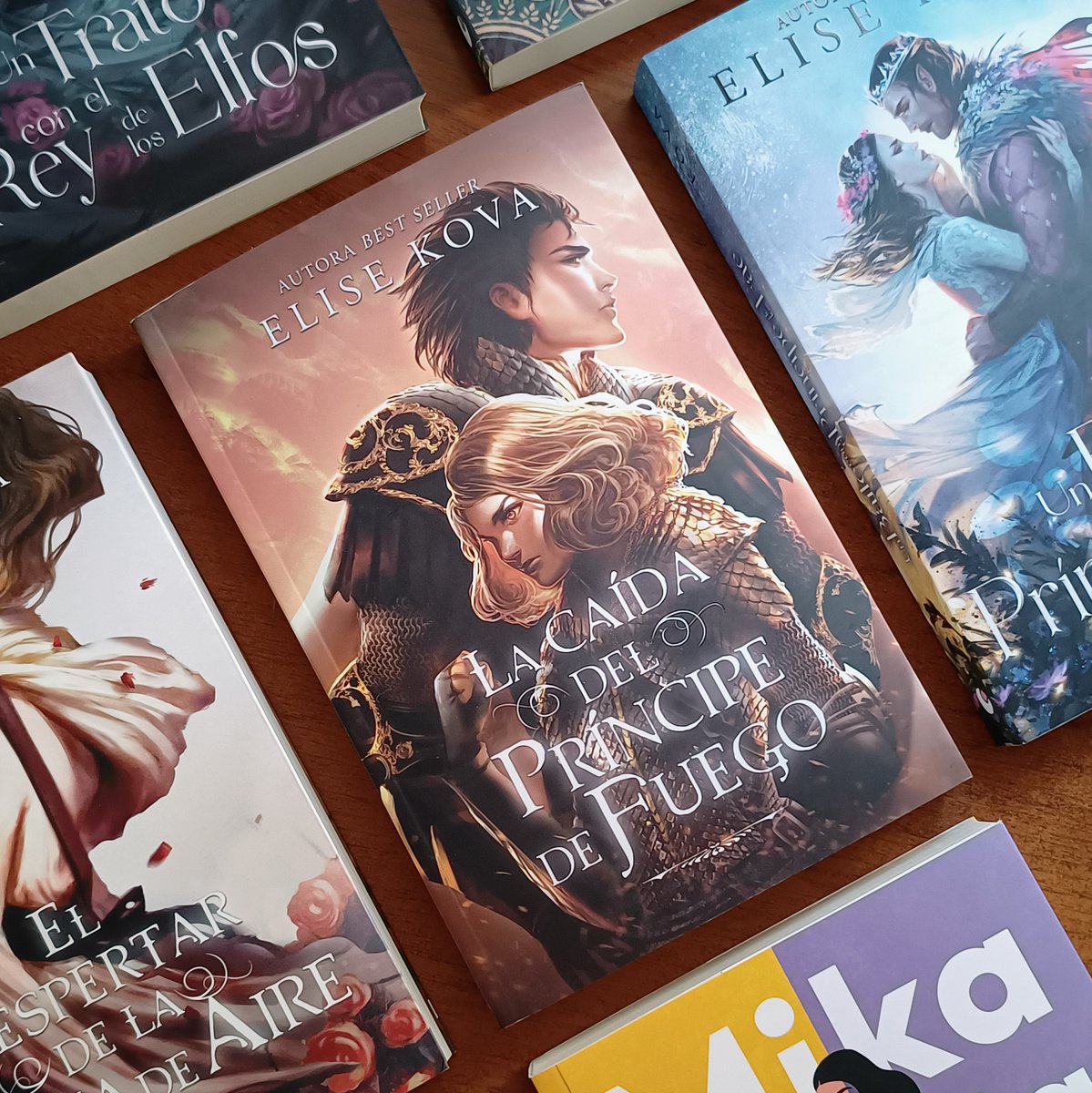 🔥¡Hoy se publica #LaCaídaDelPríncipeDeFuego de <a href="/EliseKova/">Elise Kova can be found elsewhere...</a>!🔥

Por fin podemos compartir con vosotros la secuela de #ElDespertarDeLaBrujaDeAire. En esta entrega, Vhalla debe encontrar su lugar en el mundo, en medio de toda la guerra que se ha desatado en el Norte.

¿Lo logrará?